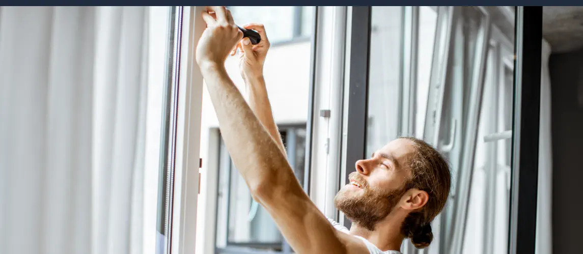 Inspección de ventanas y puertas para ahorrar energia en casa